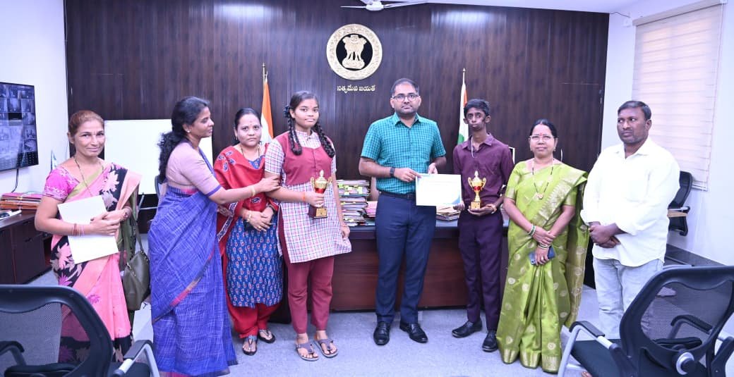 ఉత్తమ ప్రతిభ కనబరిచిన విద్యార్థులకు ప్రత్యేక అభినందనలు..... జిల్లా కలెక్టర్ కోయ శ్రీ హర్ష